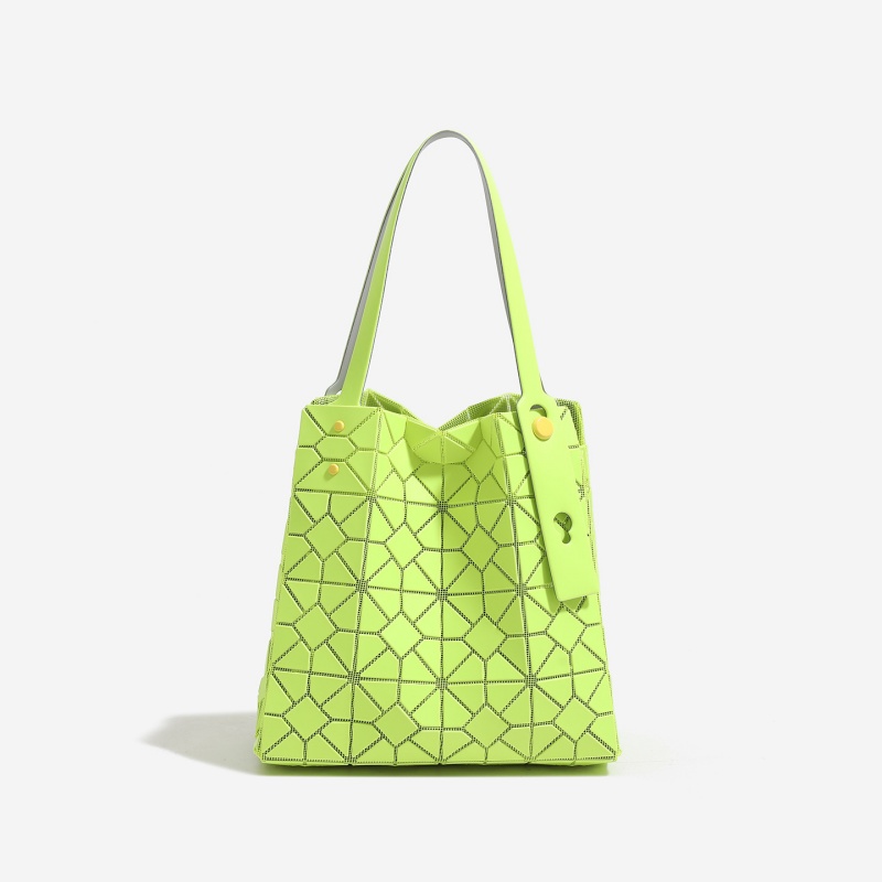 Tas Tote Geometris Berhias Ber - Women Bags 2026 Trends ulasan dan harga